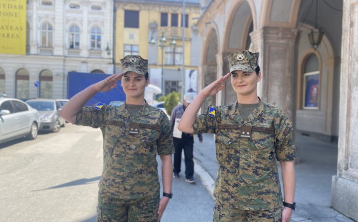 Nevjerovatna priča o bliznakinjama u Oružanim snagama BiH: Amina i Edina Zukić rame uz rame s muškarcima, imaju 11 godina vojnog staža