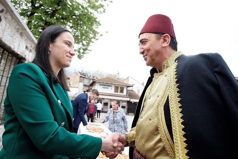 Gradonačelnica Benjamina Karić na Baščaršijskom trgu dijelila baklave građanima: Ništa ljepše od naše bogate tradicije