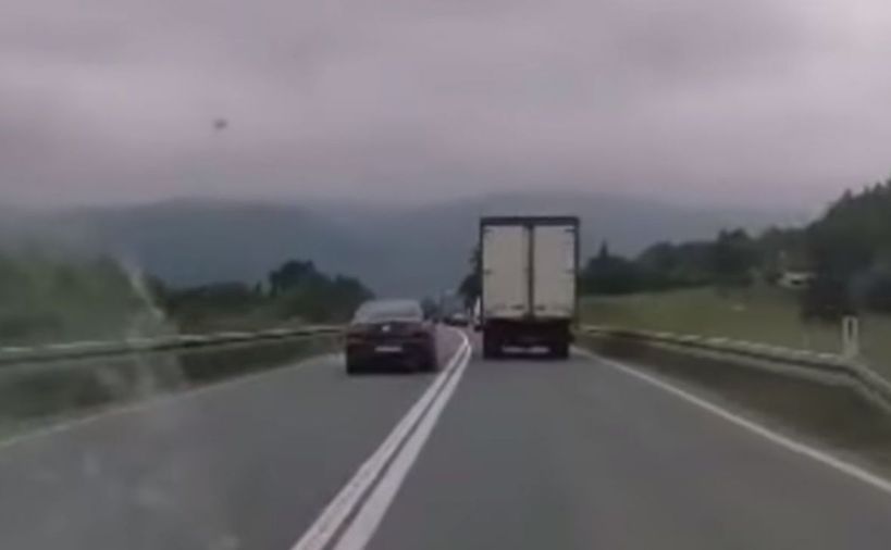 Pogledajte snimak bahate vožnje na magistralnom putu M-17: Službenim autom preko duple pune…