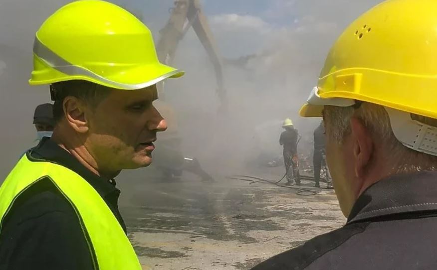 Federalni premijer Fadil Novalić stigao na lice mjesta nakon velikog požara u Maglaju i poručio: “Spašeni su ljudski životi i spriječen nastanak veće materijalne štete”