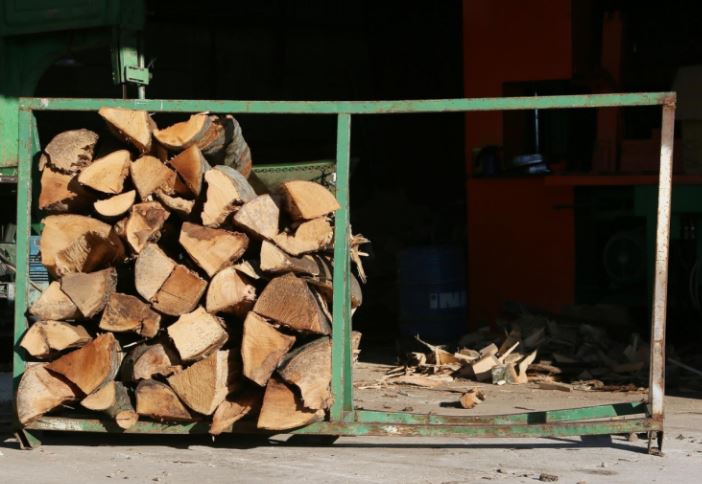Alarmantna situacija na tržištu ogrijeva u BiH, iz preduzeća “Drvosječa” vlastima uputili hitan dopis: “Cijene skočile 100 posto!”