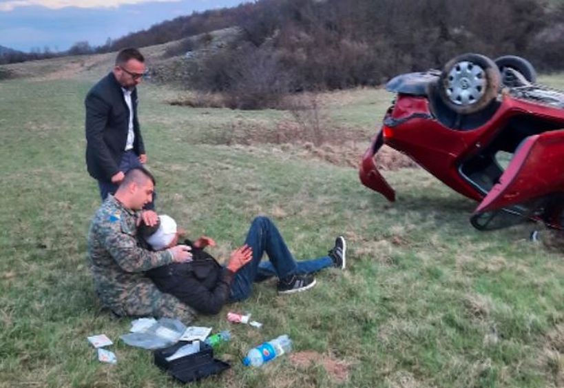 HEROJI MEĐU NAMA Vojnik OS BiH spasio teško povrijeđenog iz prevrnutog automobila