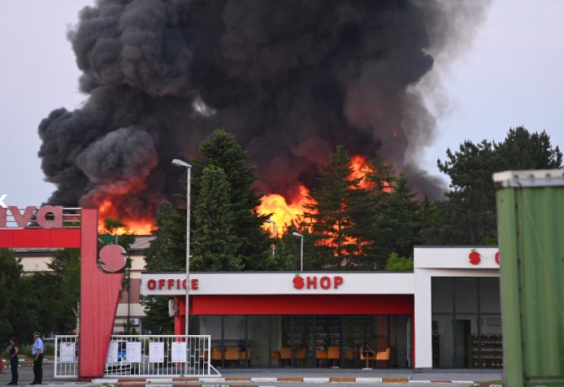 Pogledajte snimak sa lica mjesta koji je objavljen, veoma dramatična situacija u BiH: Veliki požar, gori fabrika u Bijeljini!
