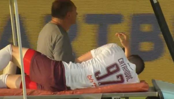 Prekinuta utakmica na Pecari nakon divljaštva domaćih navijača! Oba igrača su ležala na travi dok im nije ukazana pomoć…