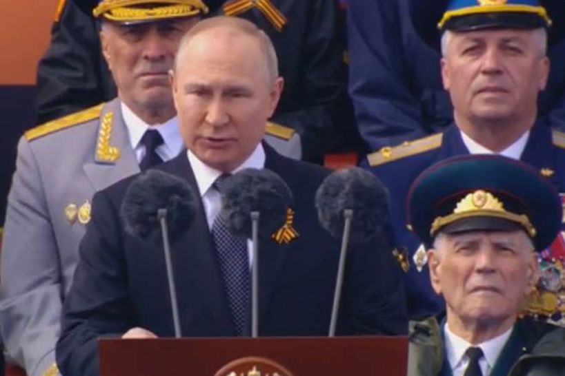 Putin poručio vojnicima: U prethodnim godinama pokušavali smo održavati mirovne dogovore, ali nisu nas htjeli slušati