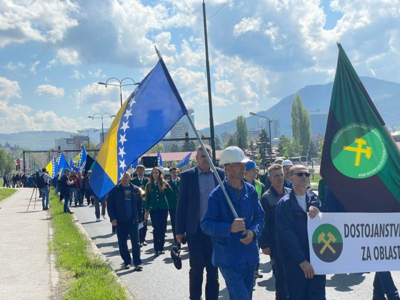 Počelo je: Rudari iz cijele Federacije krenuli prema zgradi Vlade!