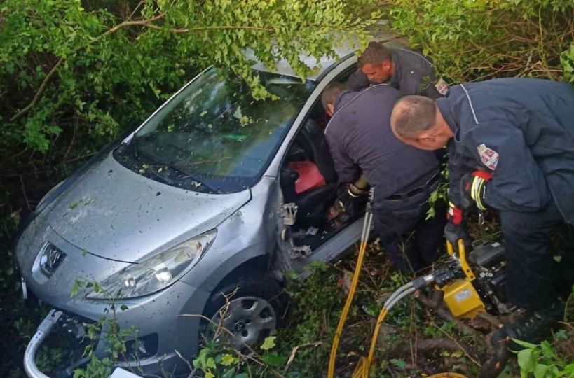 Teška saobraćajna nesreća u BiH: Djevojku iz auta izvlačili vatrogasci