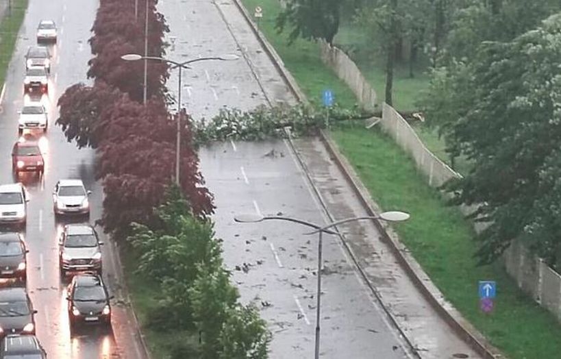 Vjetar nosio krov balkona: Zatvoren podvožnjak kod Nemile, oštećena cesta u Topčić polju…