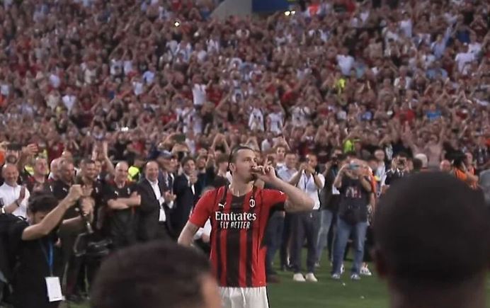 Zlatan Ibrahimović sa zapaljenom cigarom izašao na dodjelu trofeja šampiona Italije i izazvao ludnicu na tribinama