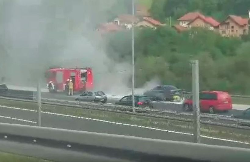 Na autoputu kod Sarajeva se zapalio automobil