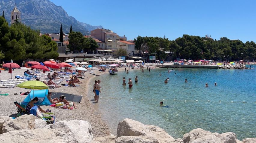 Ovo su cijene pića i hrane u Baškim Vodama u Hrvatskoj, plaže krcate turistima iz BiH