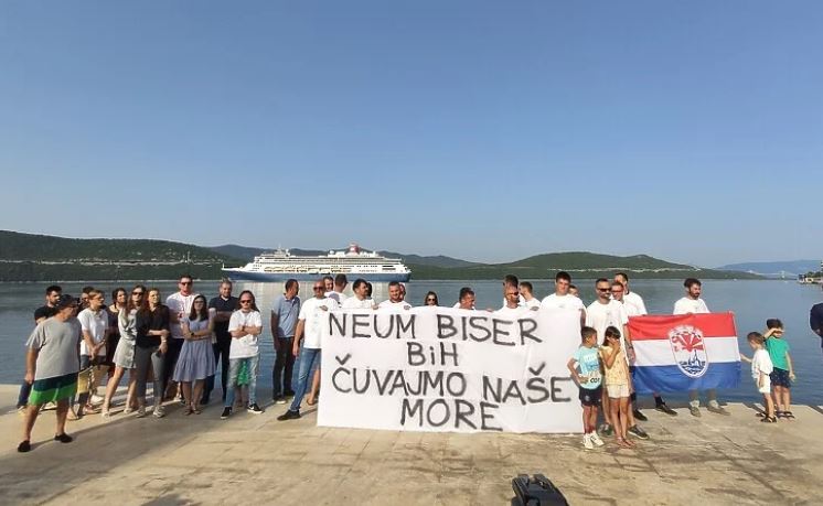 Burno na bosanskohercegovačkom primorju: Stanovnici Neuma organizirali protest zbog uplovljavanja kruzera u njihov akvatorij