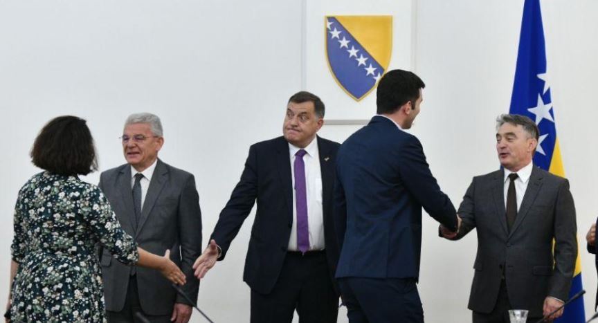 Fotograf direktno u centar: Pogledajte samo ove izraze lica trojice članova, u Predsjedništvo Bosne i Hercegovine stigli EU parlamentarci