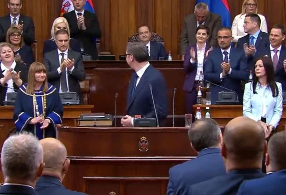 Hit na društvenim mrežama, pogledajte snimak: Ivica Dačić sjedi sve dok ga Aleksandar Vučić ne pogleda