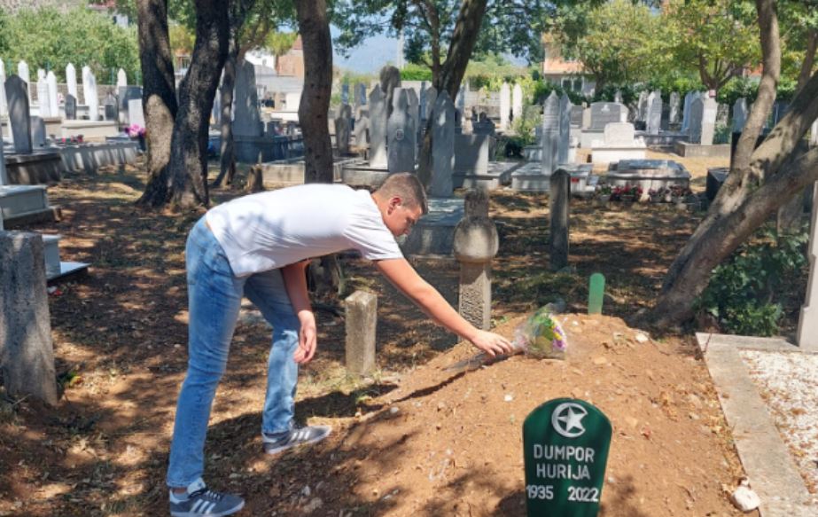 Nakon gnusnog čina koji je šokirao BiH: Mladić se izvinio i položio cvijeće na mezar Hurije Dumpor