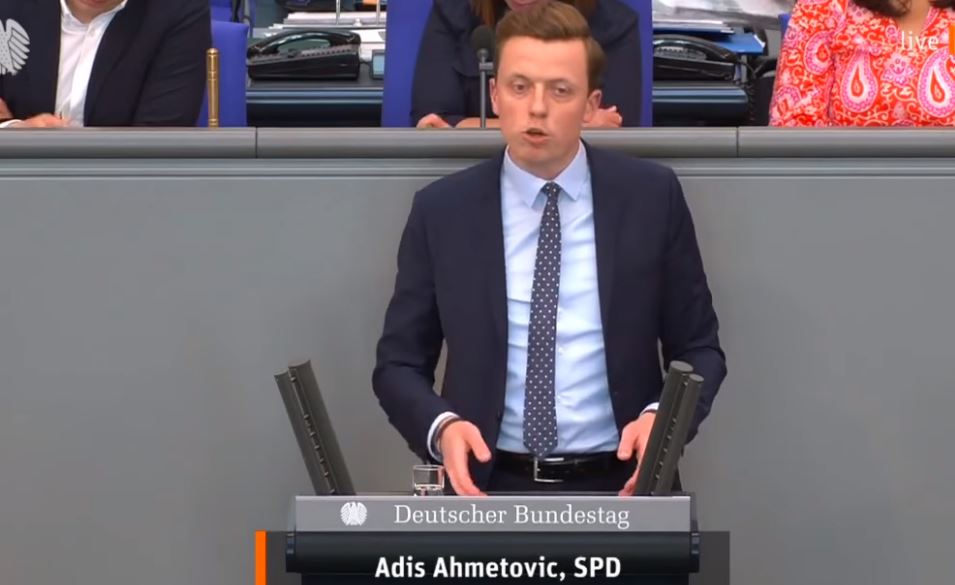 Heroj iz njemačkog Bundestaga Adis Ahmetović se oglasio nakon velike pobjede: “Građani se više ne trebaju plašiti! Gradimo most za europsku BiH!”