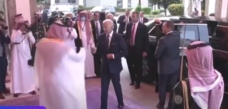 Joe Biden počeo posjetu Saudijskoj Arabiji, a onda se odlučio za pozdrav dodirom pesnica sa prijestolonasljednikom Mohamedom bin Salmanom