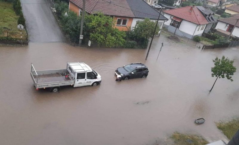 Jako nevrijeme izazvalo gomilu problema u Doboju, padao je i led!