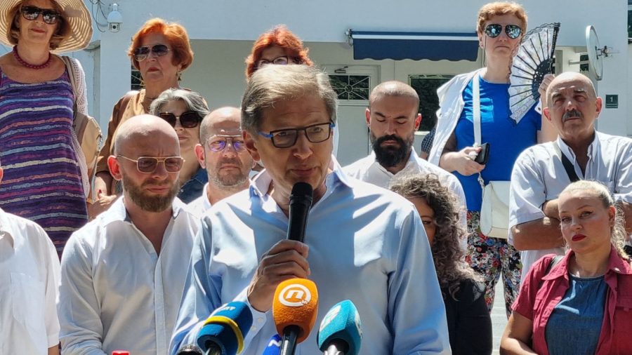 Mirsad Hadžikadić ispred zgrade OHR-a javno poručio visokom predstavniku Christianu Schmidtu: “Ne stajte uz bok s onima koji podržavaju ratne zločince!”