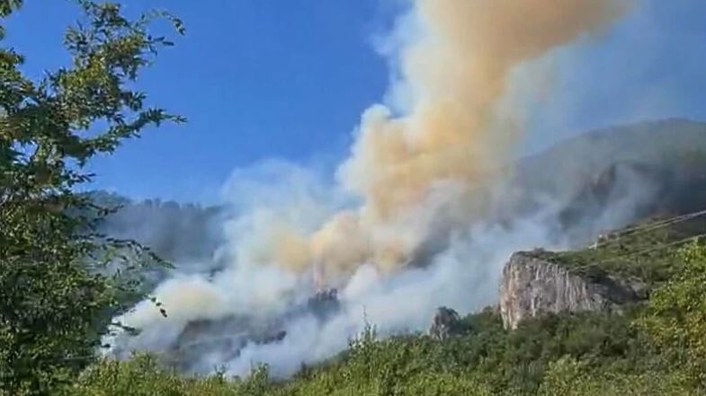 Vatrogasci tvrde da se vatra širi velikom brzinom, tražit će pomoć Oružanih snaga BiH: Požar ogromnih razmjera izbio kod Boračkog jezera