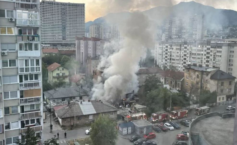 Jutarnja drama u Sarajevu: Veliki požar uništio objekte!