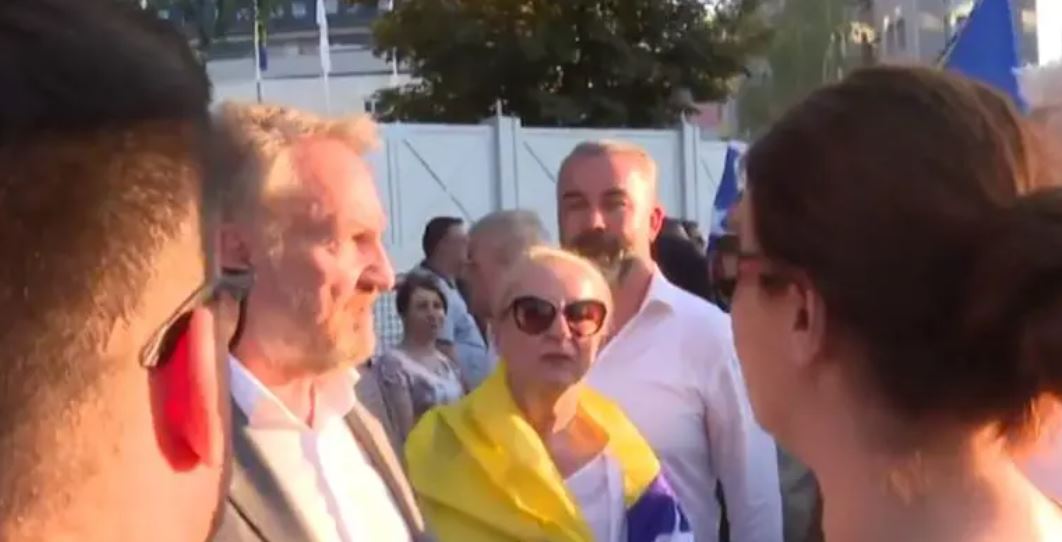 Pogledajte snimak i kako Sebija Izebegović na protestima “brani” supruga Bakira: “Ne možete lupetati tako, pojma vi nemate!”
