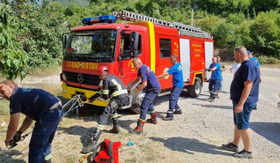 Pogledajte snimak sa lica mjesta: Crnogorski spasioci spasili Bosanku koja je automobilom upala u provaliju