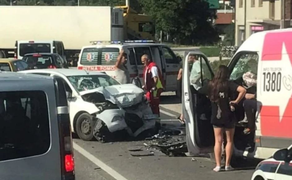 Iz MUP-a KS su se oglasili o strahovitoj saobraćajnoj nesreći koja se dogodila kod Sarajeva: Putnik iz vozila zadobio povrede opasne po život