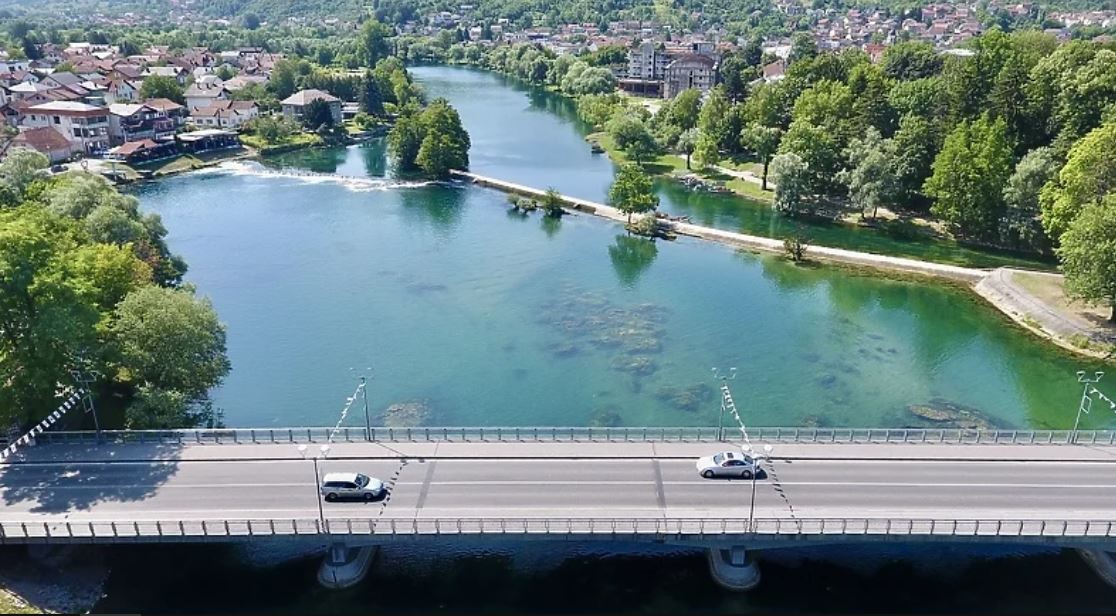 Uživajte u predivnim kadrovima Une u centru Bihaća, jednoj od stanica ovogodišnje Una regate