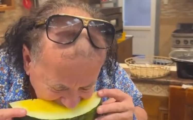 Pogledajte snimak, poznati sarajevski meraklija i ugostitelj Sejo Brajlović posolio žutu lubenicu i onda je probao: Opet slatka