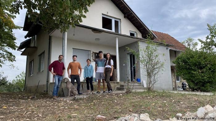 Vrlo zanimljiva životna priča iz sela u BiH: Lokalci iseljavaju, Nijemci i Austrijanci dolaze da žive