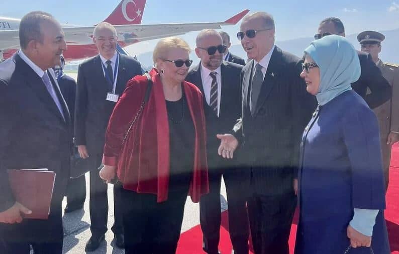 Pogledajte snimak sa lica mjesta: Ministrica Bisera Turković dočekala Recepa Tayyipa Erdogana i njegovu suprugu na pisti sarajevskog aerodroma