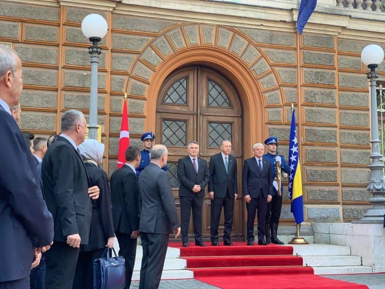 Objavljeni snimci: Pogledajte kako je Recep Tayyip Erdogan dočekan ispred Predsjedništva BiH
