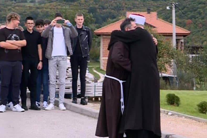 Divan prizor iz domovine, ovo je Bosna i Hercegovina! Svećenik i imam u zagrljaju, učenici Franjevačke klasične gimnazije posjetili Medresu