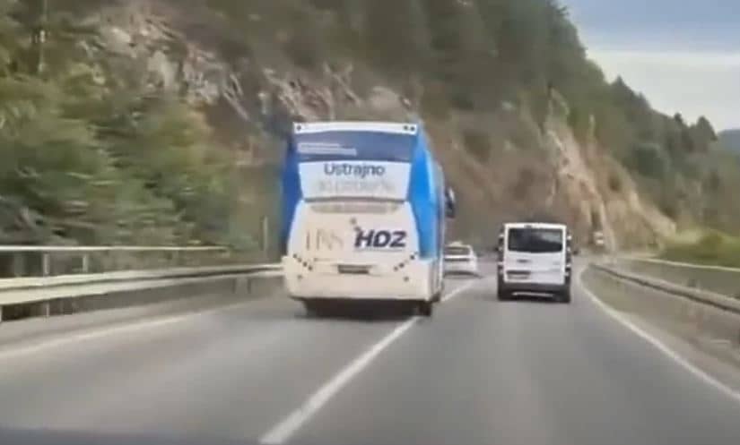 Pogledajte snimak Predizborni autobus HDZ-a preticao preko pune linije na magistralnom putu M-17 kod Žepča