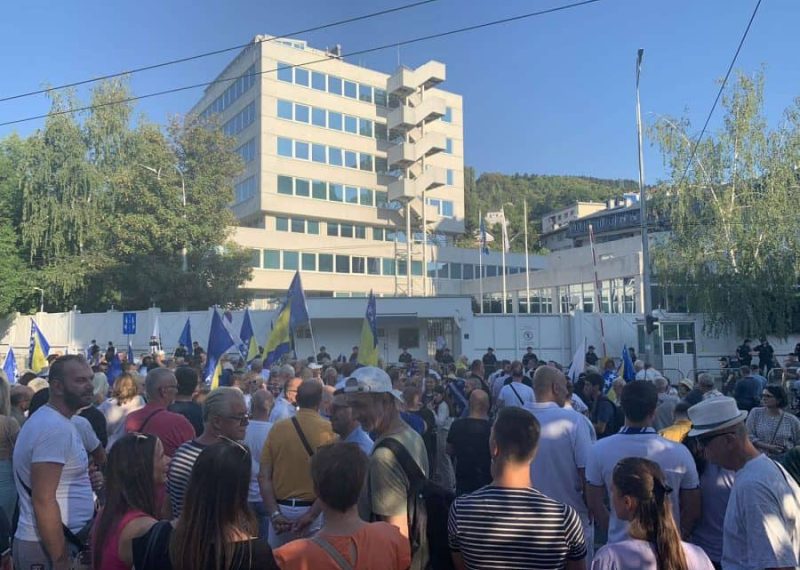 Za danas zakazani novi protesti ispred OHR-a: “Povlačenje odluke ili smjena Schmidta”