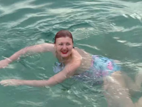 Pogledajte snimak: Hrabra žena u Neumu zaplivala u oktobarskom moru