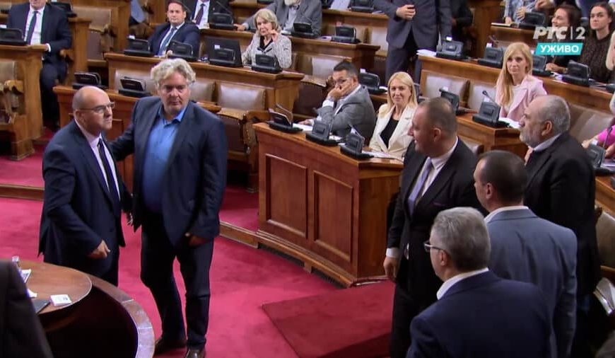 Incident u Skupštini Srbije, umalo tuča, pojavio se i snimak: “Ološu jedan, šta je? ‘aj dođi”