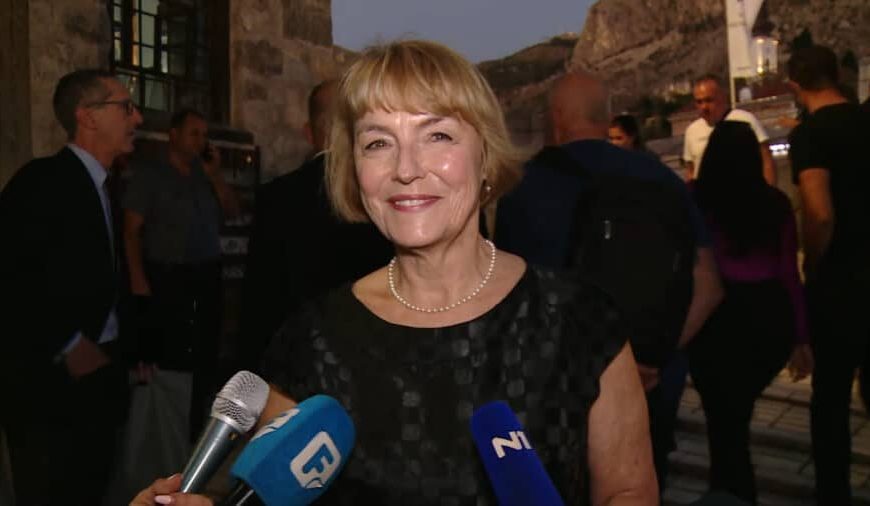 Bivša ministrica vanjskih poslova Hrvatske Vesna Pusić stigla u BIH i emotivno progovorila na Starom mostu u Mostaru: “Ovdje sam odlučila ući u politiku”