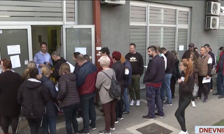 Brutalno ponižavanje: Nezaposleni građani FBiH satima čekaju u dugim redovima da preuzmu 100 KM jednokratne pomoći