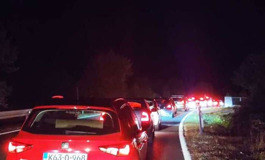 Teška saobraćajna nesreća na magistralnom putu M-17, formirale se kilometarske kolone automobila kod Jablanice