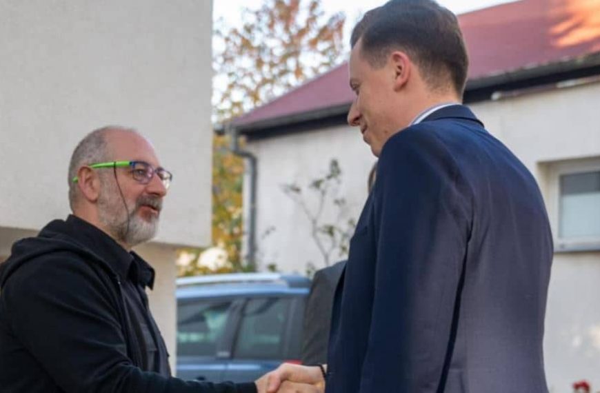 Zastupnik njemačkog Bunestaga Adis Ahmetović stigao u BiH, pa poslao vrlo emotivnu poruku: “Zaista sam preplavljen gostoprimstvom i toplinom zajednice”