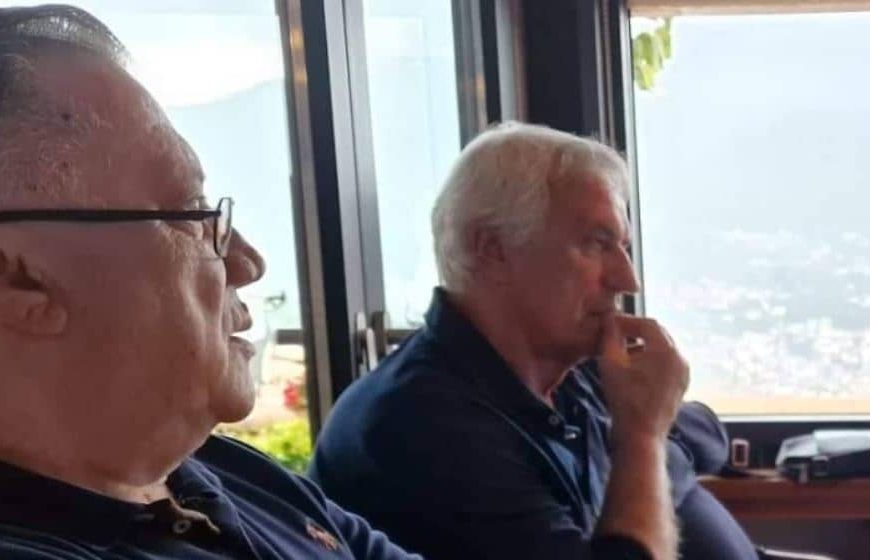 Objavljeni detalji “iza kulisa”, Halid Bešlić u restoranu otkrio nepoznate detalje i pred legendarnim bh. stručnjakom Vahom Halilhodžićem zapjevao