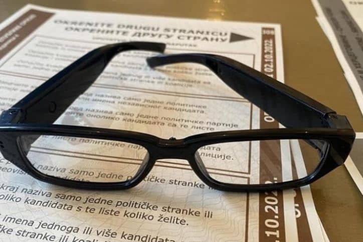 James Bond fore u Bosni i Hercegovini tokom izbora: Naočale za snimanje otuđene od glasača