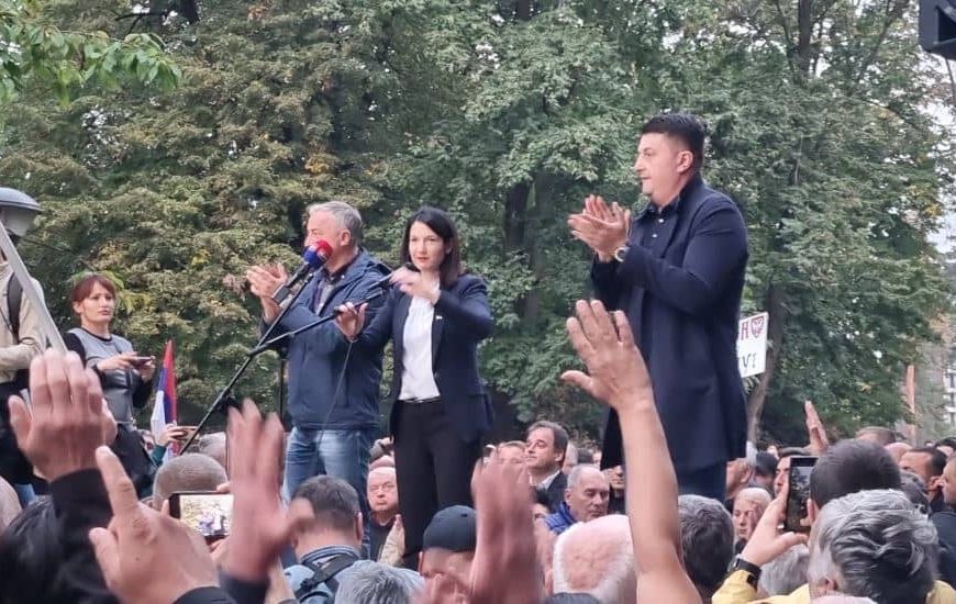 Direktne poruke opozicije u RS sa protesta u Banja Luci: “Više nas je nego prošli put. Jedino čega se oni plaše je narod”