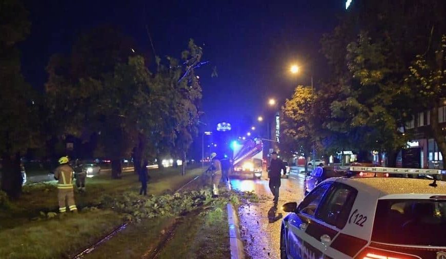 Snažno nevrijeme u Sarajevu izazvalo probleme, ekipe su na terenu, srušeno drvo u Pofalićima