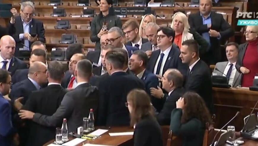 Sukob na ivici tuče u Skupštini Srbije, pogledajte snimak koji se pojavio