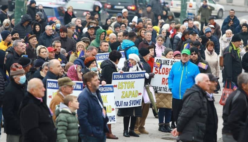 Građani na protestima ispred Parlamenta Bosne i Hercegovine, pročitajte njihove zahtjeve: “Ne damo državu!”