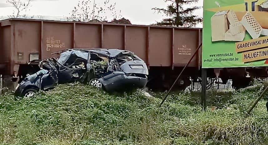 Dogodio se stravičan sudar automobila i voza u BiH, policija je izašla na lice mjesta, oglasili se iz bolnice: Dvije povrijeđene osobe su zbrinute na UKC Tuzla