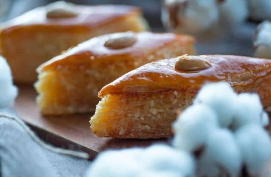 Veoma brz i jednostavan recept, a tako je ukusno: Napravite sočni arapski kolač od griza i kokosa